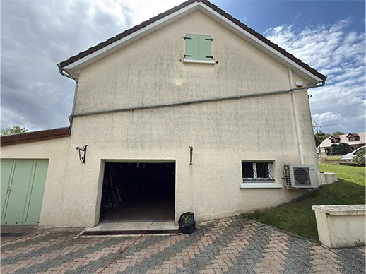 Façade avant et après démoussage par drone Milisys